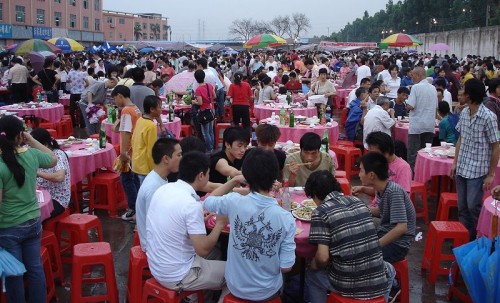 Lots of guests for outdoor wedding banquet