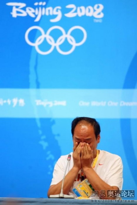 Sun Haiping, Liu Xiang's coach cries at a press conference.
