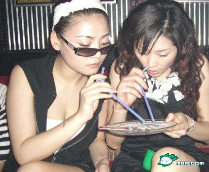 http://www.chinasmack.com/wp-content/uploads/2008/08/young-chinese-girl-doing-drugs-snorting-kingfen-ketamine-02.jpg