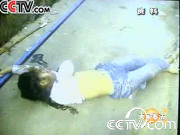 CCTV news report footage of Zhang Yaoyin's body after being thrown off the fourth floor.