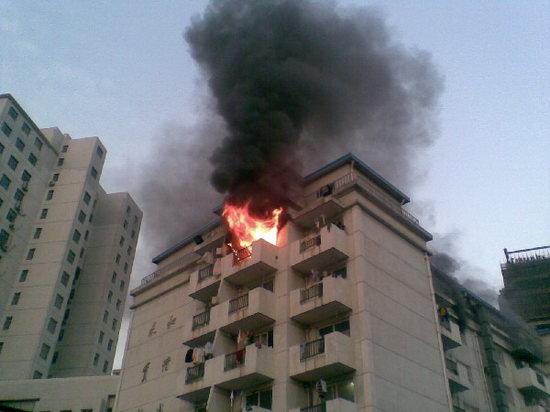 A dorm fire at the Shanghai Business School forces 4 schoolgirls to jump to their deaths. Chinese netizens argue about whether they could have escaped.