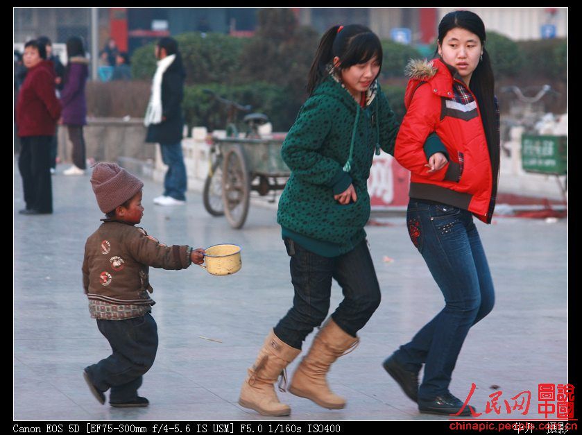 Netizens discuss pictures of a cute little Chinese boy only a few years old begging for money on the streets of China. Do people use sympathy to make money?