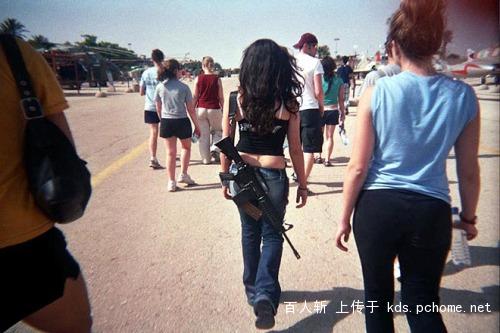 [Pilt: girls-carrying-guns-israel-jew-01.jpg]