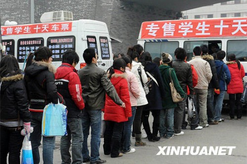 1月3日，在西安火车站一流动售票点，许多学生排队购买火车票。