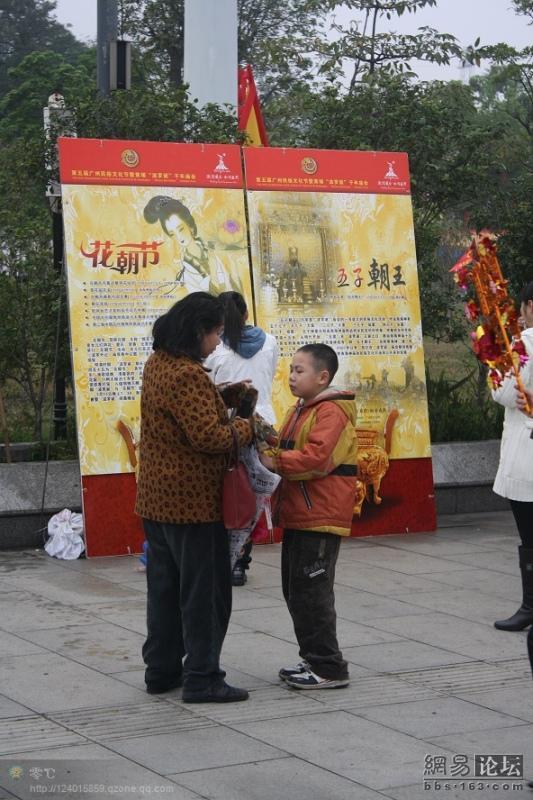 spoiled-child-attacks-mother-in-public-for-toy-china-18