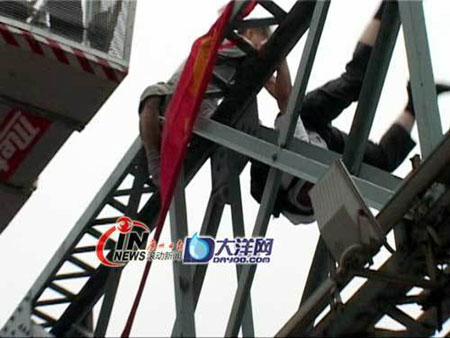 china-suicide-jumper-pushed-off-passerby-01