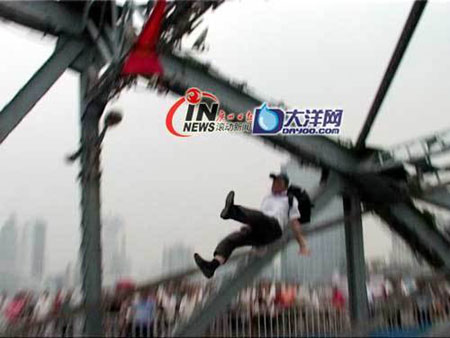 china-suicide-jumper-pushed-off-passerby-02