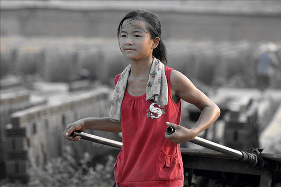 Photos of a young Chinese peasant girl, her parents, & her younger siblings working for a brick factory. Chinese netizens admire her maturity & natural beauty.