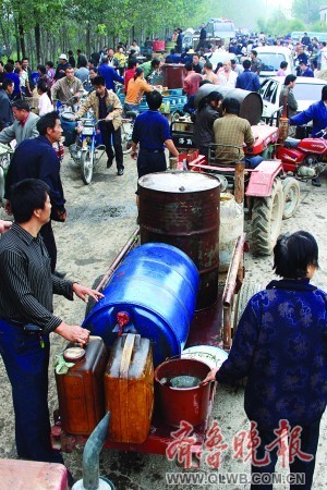 Hundreds-of-people-in-shangdong-china-scoop-oil-from-leak-02