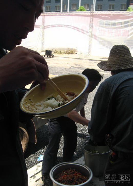 migrant worker eating lunch