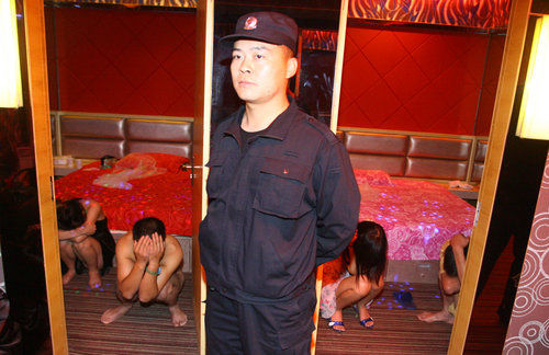 zhengzhou-police-raid-prostitution-brothels-03