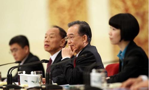 Zhang Lu (right) seated next to Premier Wen Jiabao.