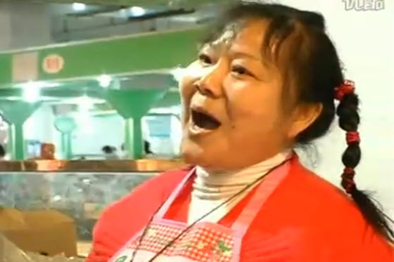 China wet market singing auntie sings Christian songs.