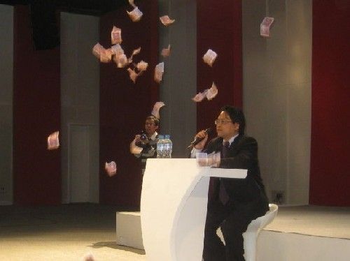 Chinese government propaganda chief showered with wu mao (50 cent) RMB notes by a student protestor.
