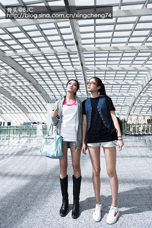 Kong Yansong and Kong Yaozhu, long-legged Chinese beauties, in airport.