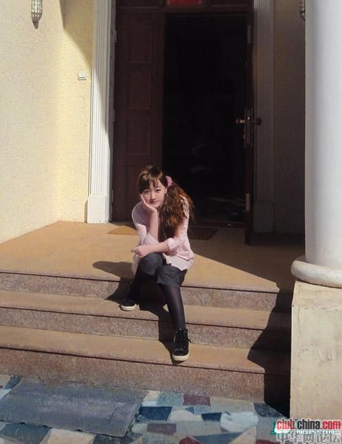英子MM就喜欢发自己家的照片，以显示她上流社会的背景~ 这是坐在自己别墅门口的照片