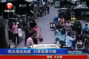 Wenzhou residents fight back against motorcycle purse snatchers.