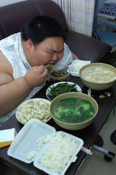 Liang Yong eating.