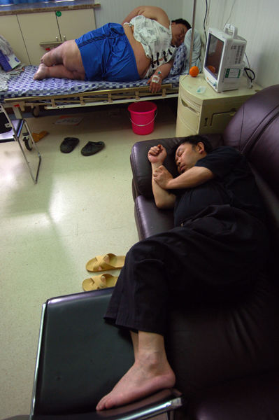 Liang Yong and his father sleeping in the Chongqing hospital.