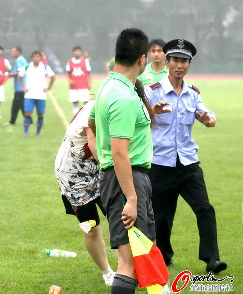 An female football fan in Dalian,  China attacks the referees.