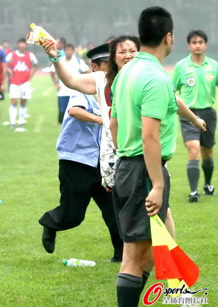 An female football fan in Dalian,  China attacks the referees.