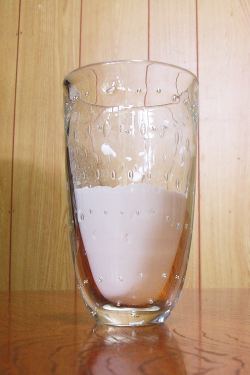 Glass cup filled with 100g of starch.