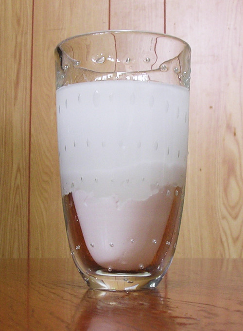 Glass fileld with 100g of starch and 100g of water.