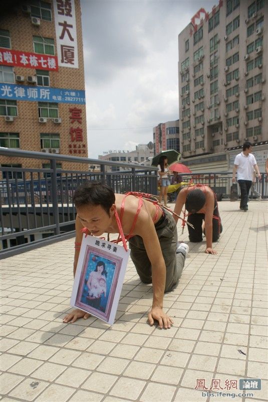 shenzhen-china-man-searches-for-wife-begging-on-knees-11.jpg