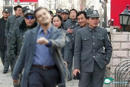 Leonardo DiCaprio "strutting" photoshop: China chengguan posing picture.