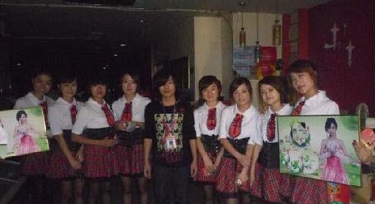 china-internet-bar-service-staff-dressed-as-schoolgirls-05.jpg