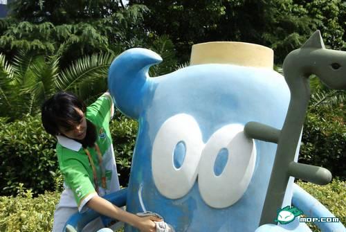The planned "real life version" of "Xiao Yue Yue" in a photo of her as a volunteer for the 2010 Shanghai World Expo.