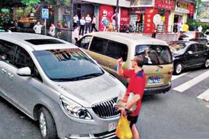 A foreigner in Guangzhou stops a Chinese military vehicle from violating traffic laws.