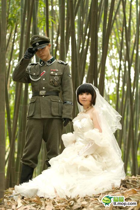 Cosplay featuring a character dressed in a SS Nazi officer uniform and a character dressed as "Chi" from the anime "Chobits"