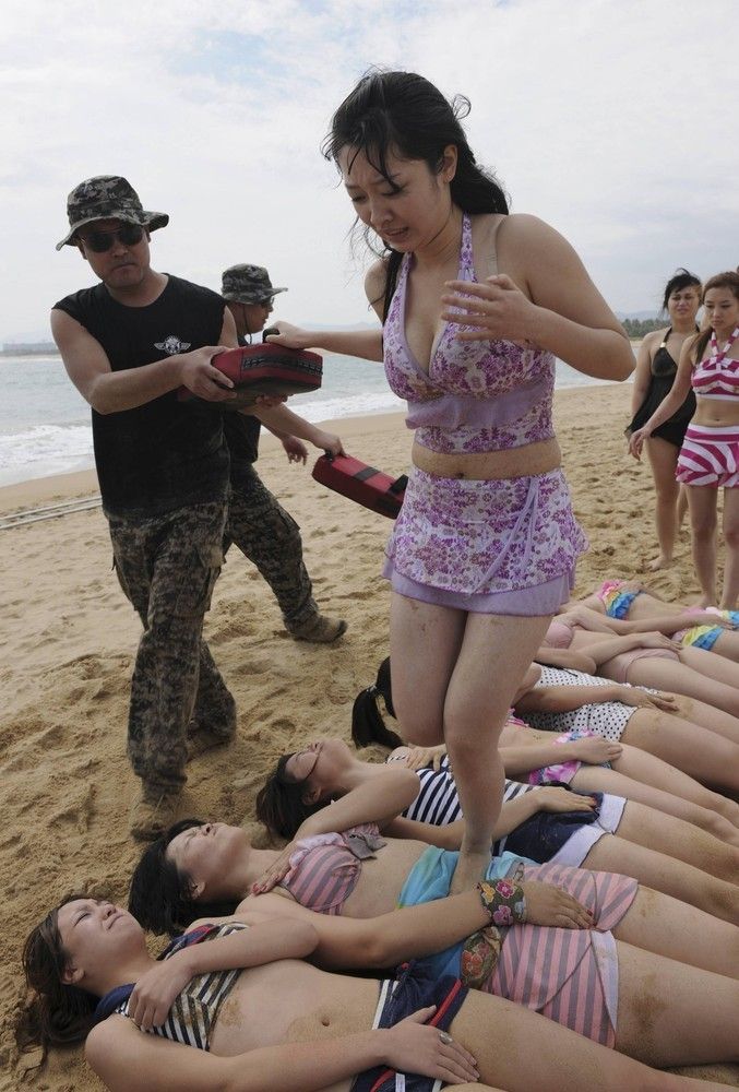 chinese-female-bodyguards-training-on-beach-sanya-hainan-13.jpg