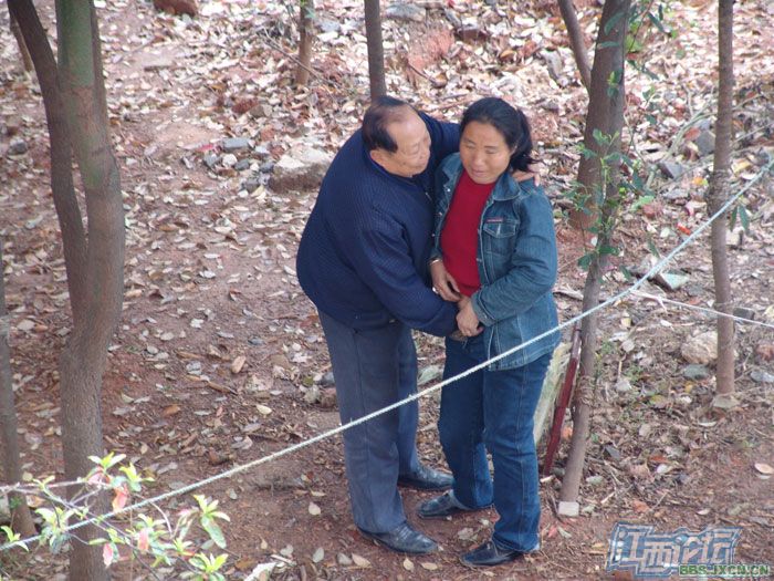 http://www.chinasmack.com/wp-content/uploads/2009/04/chinese-elderly-in-woods-doing-naughty-things-nanchang-11.jpg