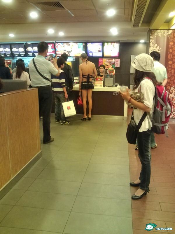 Male Cross Dresser At A Mcdonald S In Shanghai Chinasmack