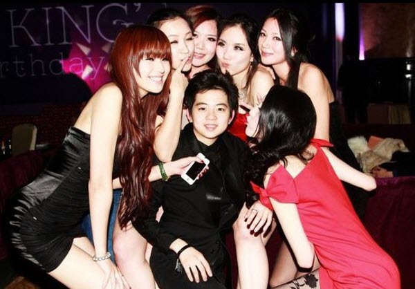 Chinese "Rich Second Generation" Zhang Jiale, surrounded by beautiful girls.