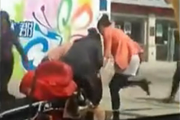 Chinese women assault mistress in red in Zhengzhou street 