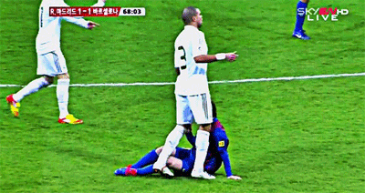 pepe-03-stepping-on-another-players-hand.gif