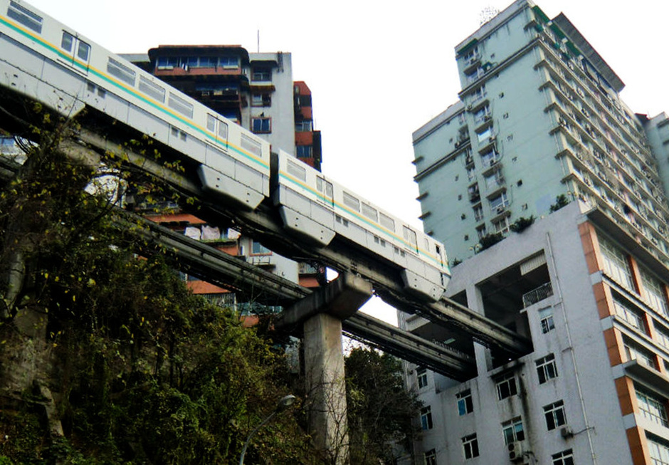 chongqing-subway-metro-goes-through-building-01.jpg