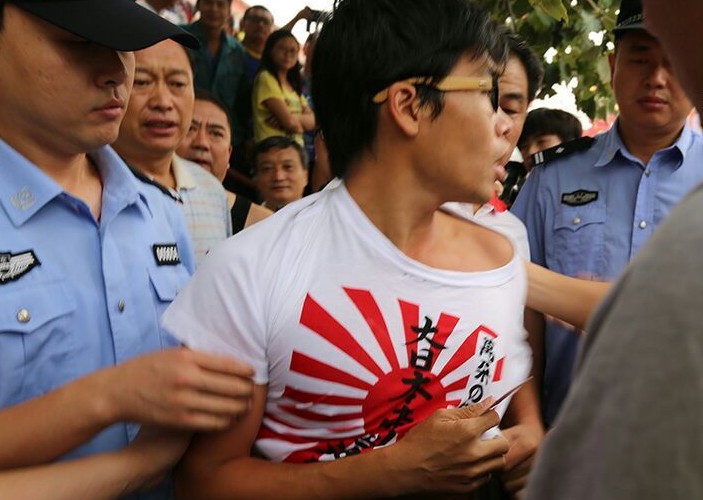 man-with-imperial-japanese-navy-rising-sun-flag-t-shirt-stripped-taishan-china-03.jpg